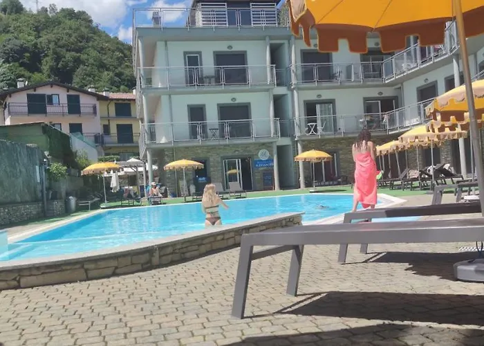 מלון דירות Alessandra 4*